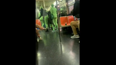 Duendes verdes asaltan en Metro de Nueva York