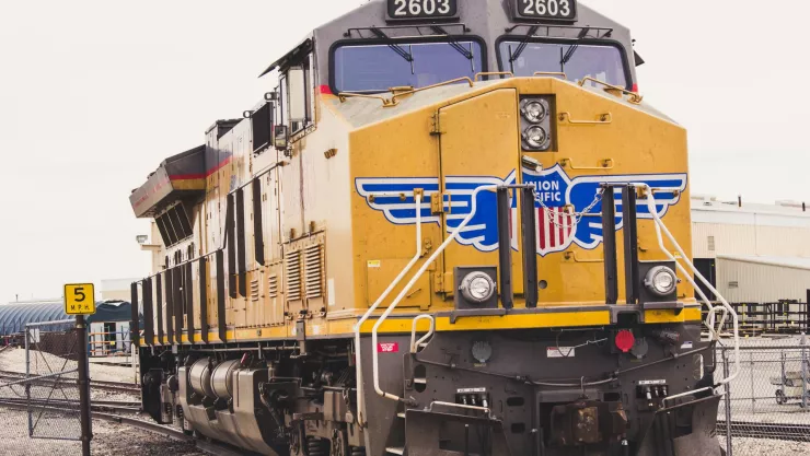 Auto intenta ganarle el paso a tren y esto pasó VIDEO.jpg