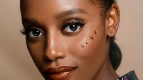 La piel morena y apiñonada luce mejor con algunos colores de ropa y maquillaje