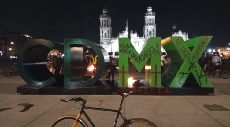 Ciclistas queman logo de la capital para exigir mejores condiciones de seguridad.
