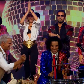Granja VIP Granjeros cantan la Canción OFICIAL completamente en vivo por primera vez.jpg