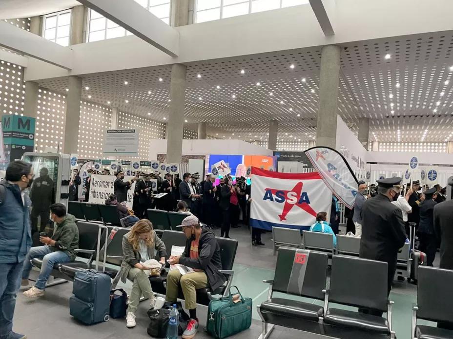 Pilotos protestan en T2 del AICM