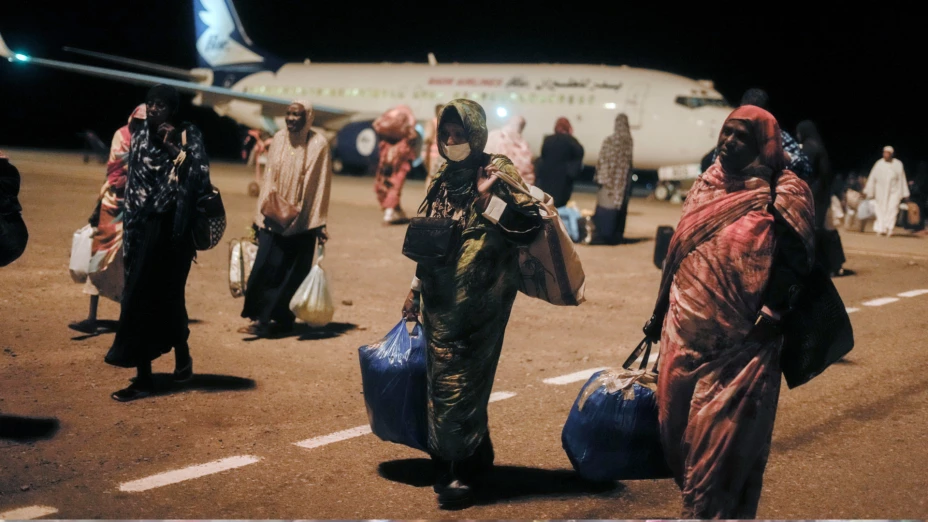 Ciudadanos sudaneses en aeropuerto de Port Sudan