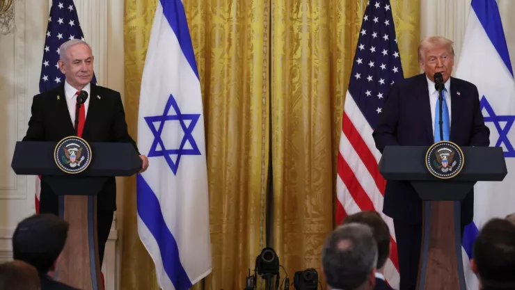 Donald Trump, y el primer ministro israelí, Benjamin Netanyahu, celebran una conferencia de prensa.
