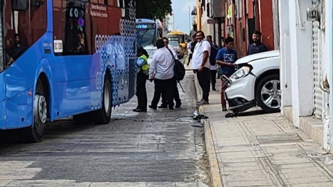 Iba por el Centro de Mérida y NO SE DIO CUENTA de que venía un camión Va y Ven; así quedó su camioneta