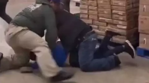 ¡Alarmante! Intento de ROBO en supermercado termina en FORCEJEÓ y detención en Umán; así fue