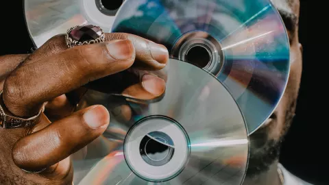 La empresa Philips lanza el primer Compact Disk (CD)