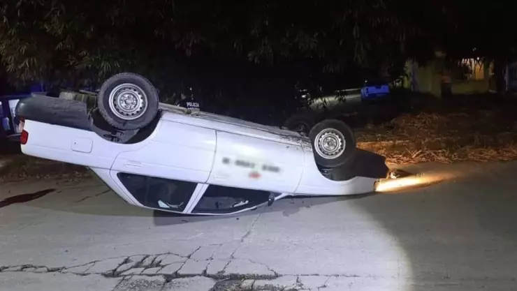 Automóvil volcado por manejar a exceso de velocidad en Chetumal.jpg