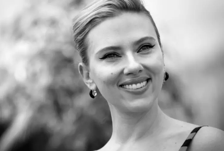 Scarlett Johansson sonriendo