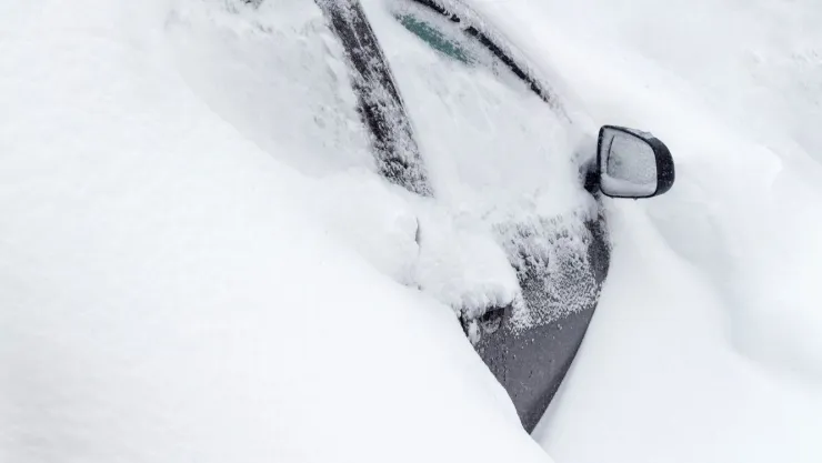 auto bajo la nieve