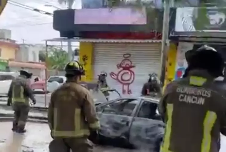 Se incendia auto en Cancún hoy domingo 26 de enero, bomberos en el lugar