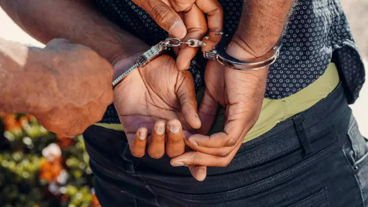 Detienen a un hombre por golpear a su pareja en Solidaridad