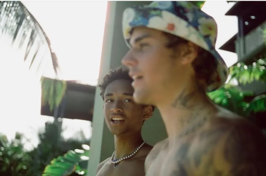 Jaden y Justin se besan.jpg