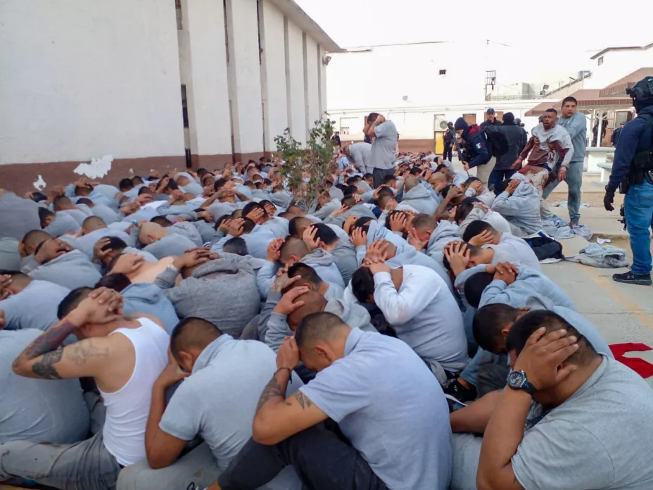 La mañana de este domingo 1 de enero un grupo armado provocó una revuelta en el Centro Estatal de Reinserción Social (Cereso) número tres de Ciudad Juárez, Chihuahua, lo que provocó un saldo preliminar de 10 custodios asesinados, además de cuatro reos que quedaron sin vida en distintas partes del penal y alrededor de 30 lograron fugarse.