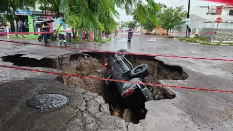 Camioneta es ‘tragada’ por enorme socavón provocado por fuertes lluvias en Veracruz; conductor sale ileso