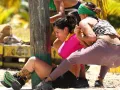 Lizbeth fue elegida para estar en el poste, mientras que Itzel y Janette son las encargadas de transportarla al otro lado.