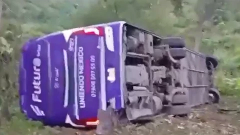 Autobús de pasajeros de la línea Futura que cayó a un barranco en Tlanchinol, Hidalgo.