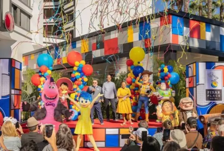 Un bebé se hizo viral por su emotivo encuentro con sus personajes favoritos de Disney