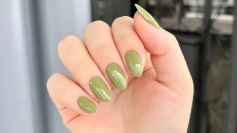 Uñas en tono verde matcha