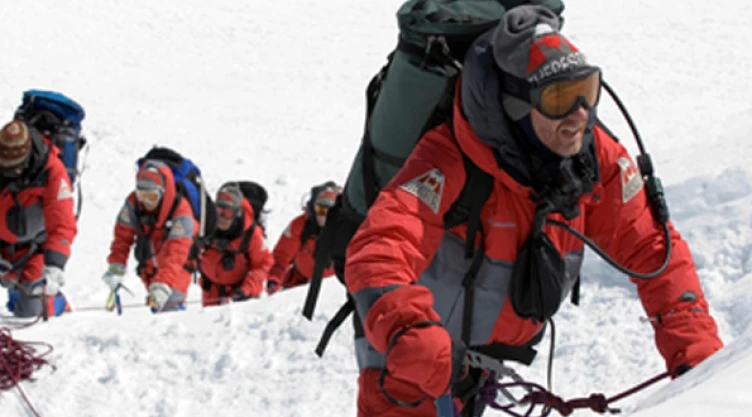 monte-everest-alpinistas-deberán-llevar-bolsas-excremento-campamento-base