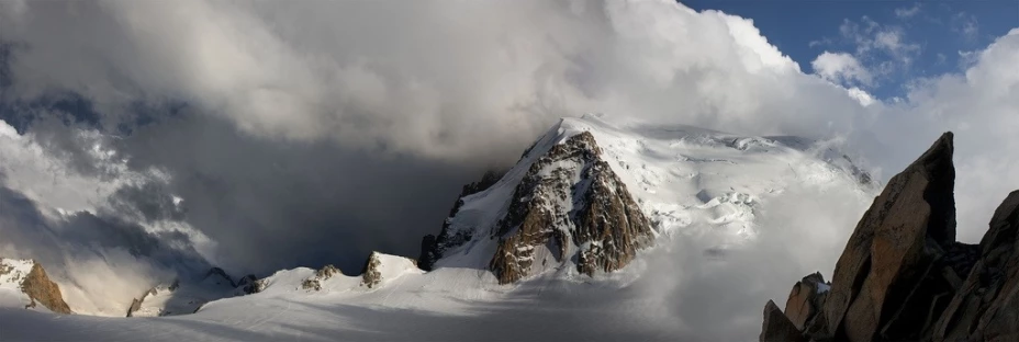Aunque equipos de rescatistas se dirigían a la remota región, el presidente francés apuntó que es probable que no haya sobrevivientes.