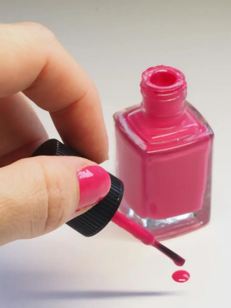 Aplicar esmalte en capas finas garantiza su durabilidad