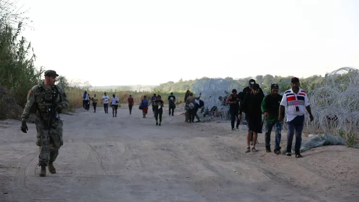 Migrantes que cruzan la frontera entre México y Estados Unidos