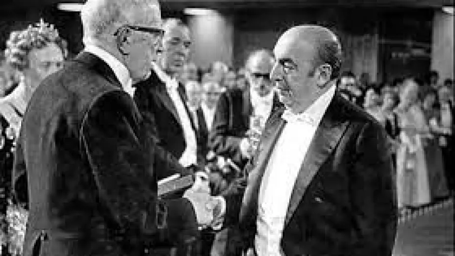 Pablo Neruda recibe el premio Nobel de literatura.jpg