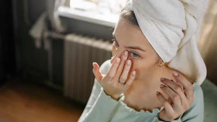 3 ejercicios de yoga facial para disminuir las bolsas de los ojos
