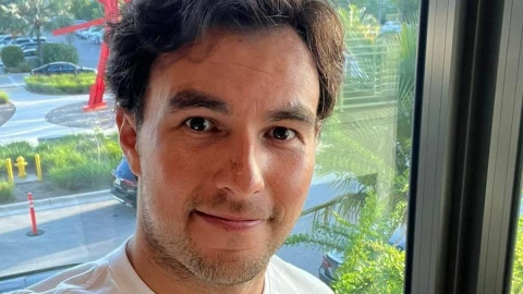 Checo Pérez sorprende a meseras en año nuevo