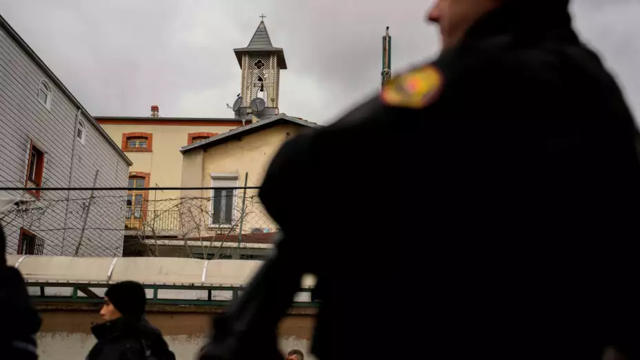 Policías vigilan la iglesia de Santa María, en Estambul, Turquía.