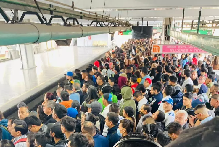 Metro CDMX y Metrobús registran retrasos y aglomeraciones