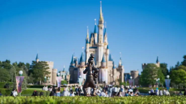 una imagen del parque blurreada junto a turistas visitando este mágico lugar