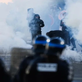 Agentes de policía se encuentran frente a los manifestantes en medio de gases lacrimógenos mientras los manifestantes llevan a cabo un bloqueo cerca del instituto Kerichen en Brest, al oeste de Francia.