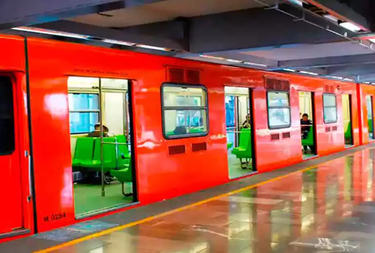 metro cdmx golpea cabeza hombre.jpg