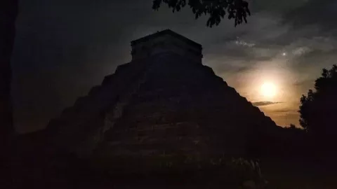FOTOS Impresionante serpiente lunar en Chichén Itzá