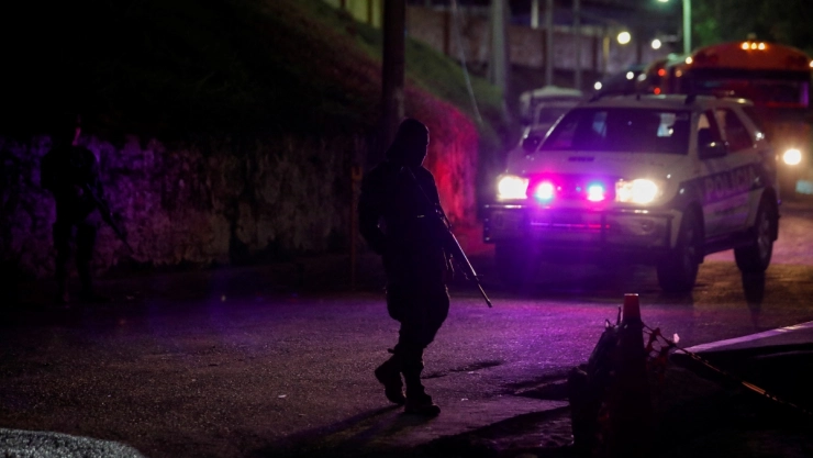 Trasladan a dos mil reos a la nueva cárcel de El Salvador