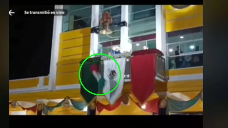 Bandera de México se cae en pleno grito