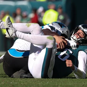 El linebacker de los Carolina Panthers, Devin Lloyd (55), derriba al quarterback de los Philadelphia Eagles, Tanner McKee (16), durante el tercer cuarto en el Lincoln Financial Field.