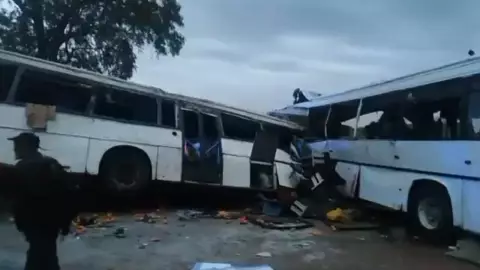 VIDEO Choque de autobuses en Senegal deja al menos 40 muertos