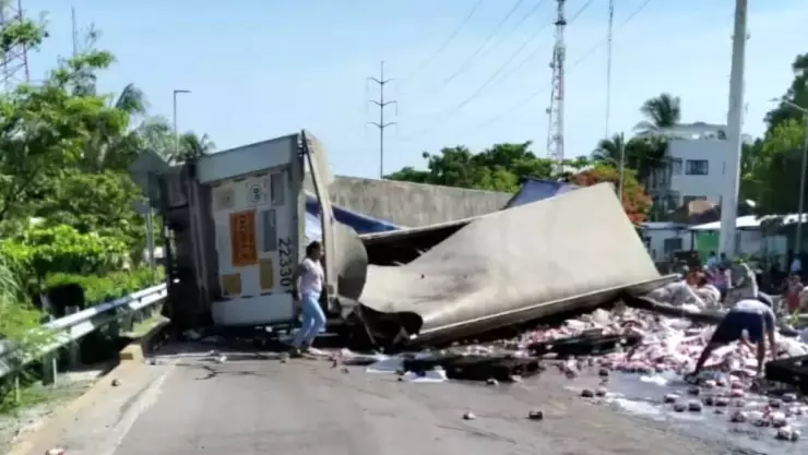 Vuelca tráiler con cervezas en Campeche y se arma la rapiña en minutos