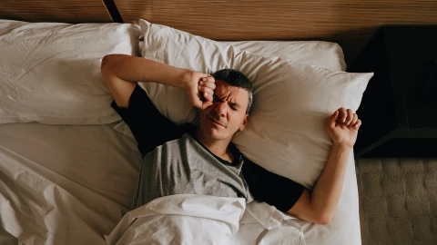 Hombres solteros tardan hasta 4 meses en lavar sus sábanas, revela estudio