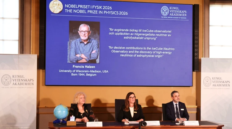 Eva Olsson, Ellen Moons y Mark Pearce posan sentados mientras anuncian a Francis Halzen como ganador del Premio Nobel de Física 2026 durante una conferencia de prensa en la Real Academia Sueca de Ciencias en Estocolmo, Suecia, el 6 de octubre de 2026.