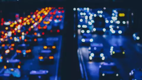 tráfico vehicular en la entrada de los heroes