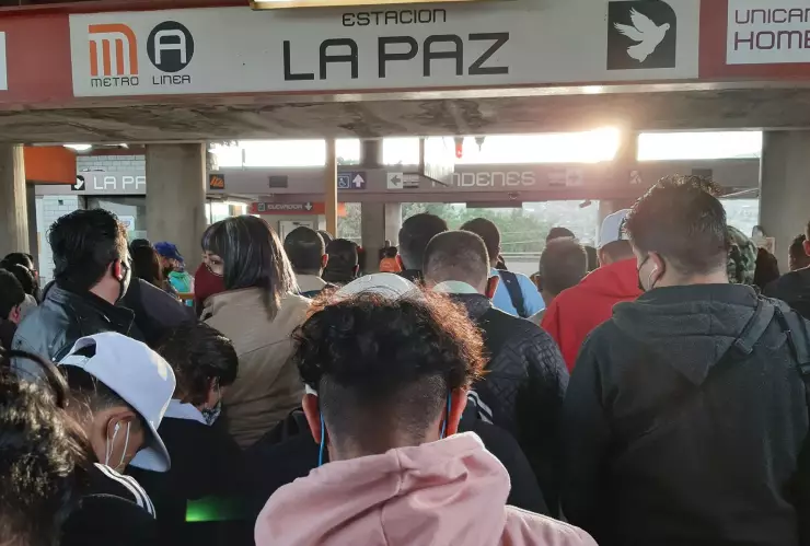 Aglomeraciones en la estación La Paz del Metro CDMX.jpg