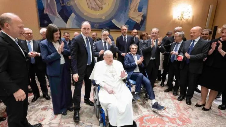 Papa Francisco se reúne con médicos del Hospital Gemelli HOY miércoles 16 de abril.jpg