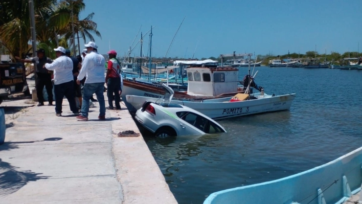 Ocurrió en Chabihau: Joven pierde el control y termina con el auto dentro del mar