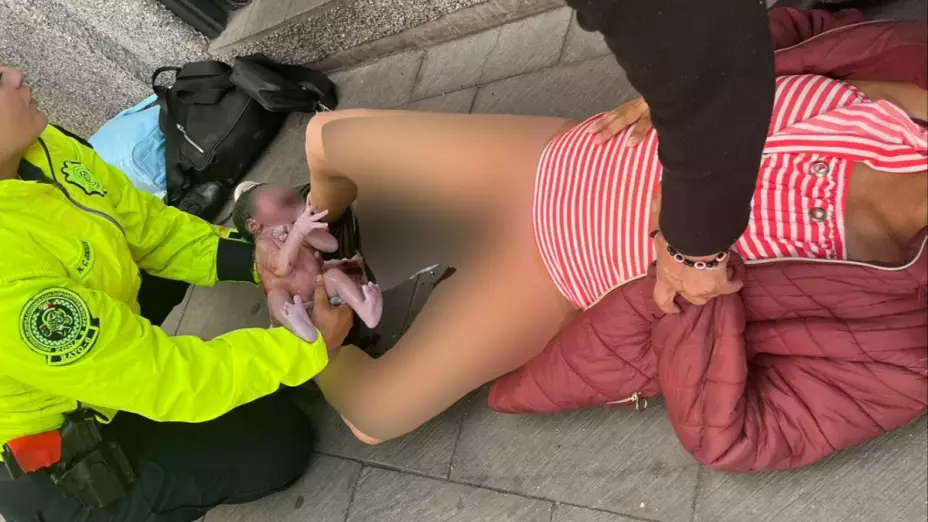 Mujer tuvo a su bebé EN PLENA CALLE en Iztapalapa y policías lo reciben