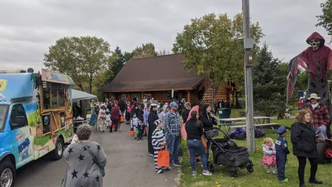 Residentes y visitantes de Roscoe acuden a una feria y concurso de disfraces por Halloween.