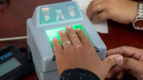 CURP biométrico: Toma de huellas dactilares